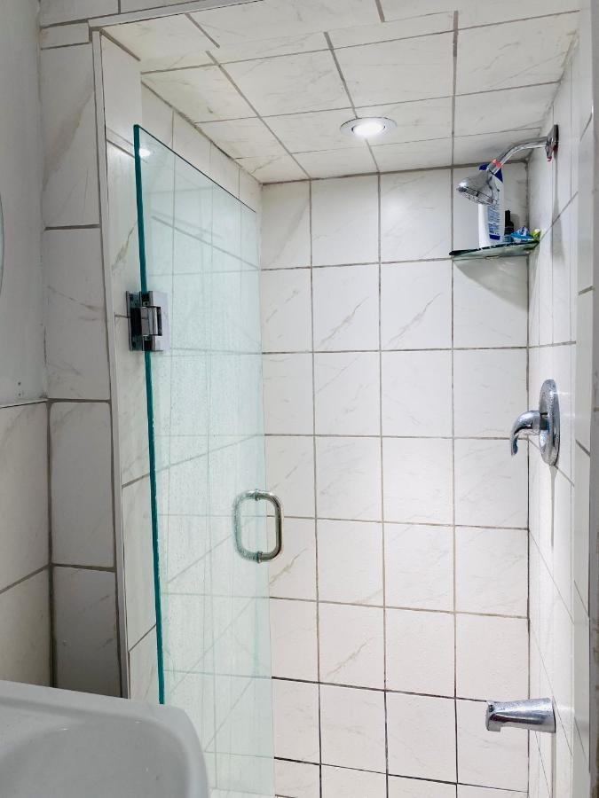 Lovely III 3 Bedrooms Apartment Space Share East York A Room Toronto Buitenkant foto