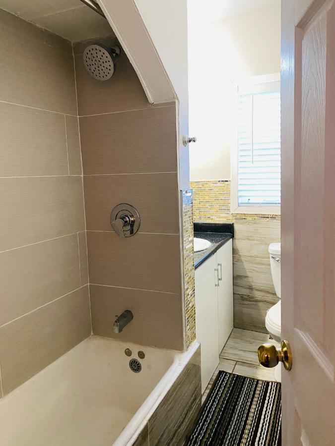 Lovely III 3 Bedrooms Apartment Space Share East York A Room Toronto Buitenkant foto