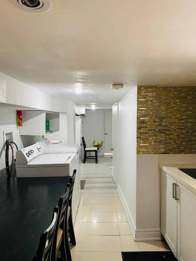 Lovely III 3 Bedrooms Apartment Space Share East York A Room Toronto Buitenkant foto