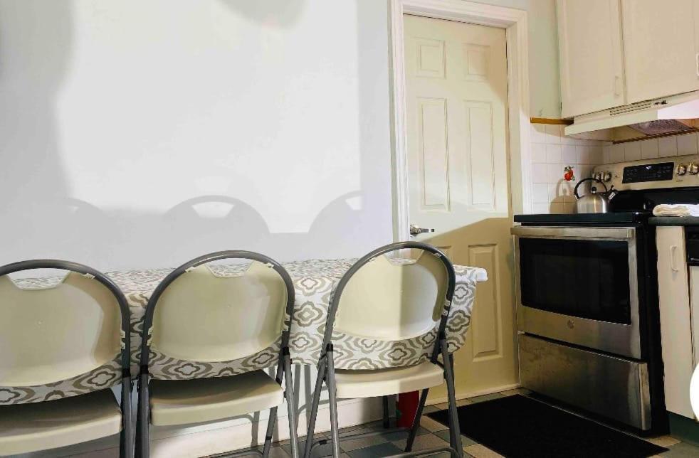 Lovely III 3 Bedrooms Apartment Space Share East York A Room Toronto Buitenkant foto