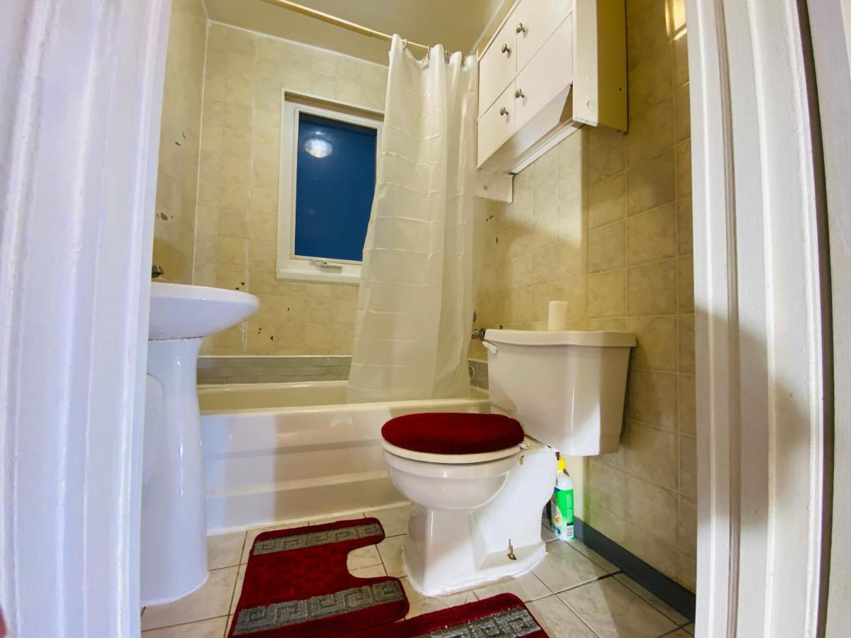 Lovely III 3 Bedrooms Apartment Space Share East York A Room Toronto Buitenkant foto