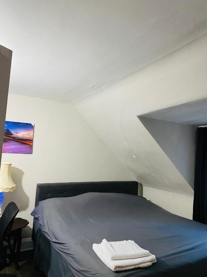 Lovely III 3 Bedrooms Apartment Space Share East York A Room Toronto Buitenkant foto